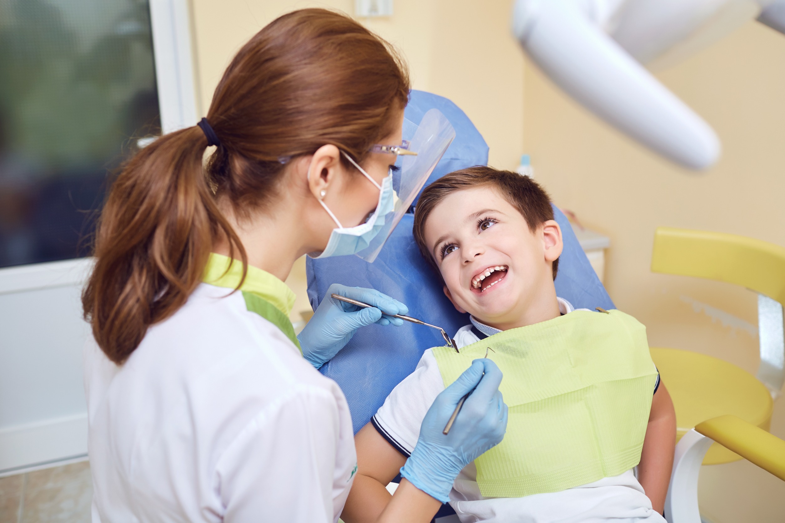 odontóloga con un niño en consulta